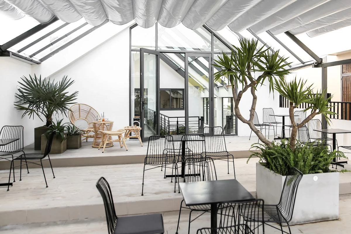 Wonderlust Da Nang – Bright open space with white as the main tone and green accents, bringing a modern, youthful beauty 